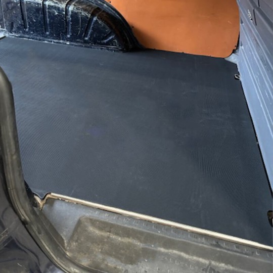 Premium M-Line laadvloermat Volkswagen Caddy enkele schuifdeur 2004-2020 | 4mm antislip rubber traanplaat