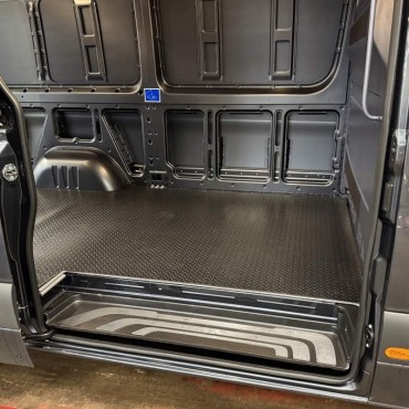 ProFit antislip rubber (traanplaat motief) laadvloermat Mercedes Sprinter L2 2006-2018 2