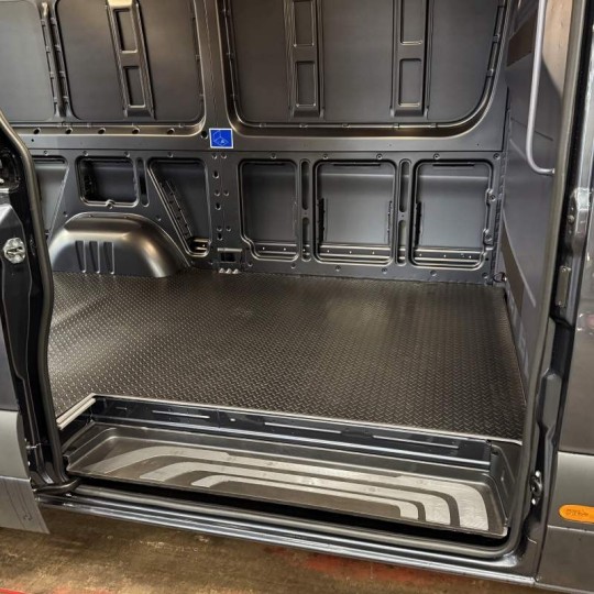 ProFit antislip rubber (traanplaat motief) laadvloermat Mercedes Sprinter L2 achterwielaandrijving 2018-heden