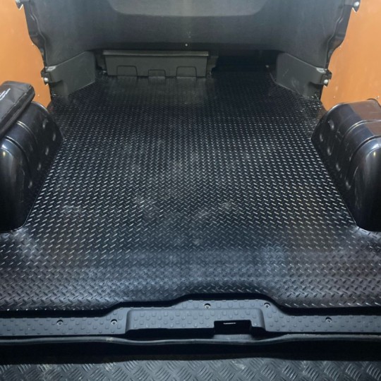 Laadvloermat rubber (traanplaat motief) Nissan Primastar Dubbel Cabine verlengd L2 2014-heden