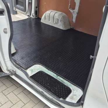 Laadvloermat rubber (traanplaat motief) Opel Vivaro L1 kort 2014-2019 2