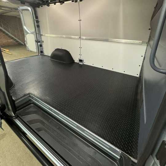 Op maat gemaakt rubber laadvloermat voor de Mercedes Sprinter L2