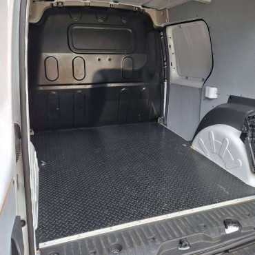 Laadvloermat rubber (traanplaat motief) Ford Transit Courier 2023-heden 2