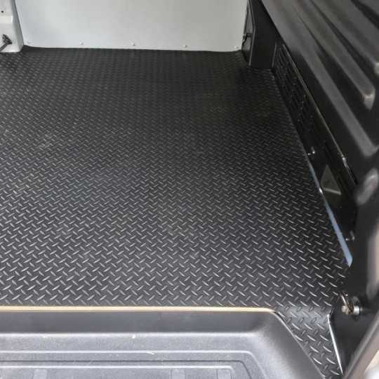 Premium M-Line laadvloermat Volkswagen T7 vanaf 2024 | 4mm antislip rubber traanplaat